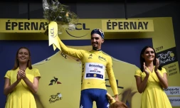 Julian Alaphilippe vainqueur d'étape et maillot jaune du Tour de France à Epernay, le 8 juillet 2019