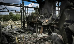 Un homme passe près d'une usine détruite par un bombardement à Bakhmout, dans l'est de l'Ukraine, le 27 mai 2022