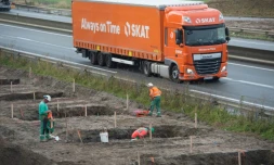 Des ouvriers s'activent sur le chantier du mur de Calais, le 20 septembre 2016