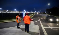 Les syndicalistes Syrena et Steve saluent les employés d'Amazon à l'entrée de l'entrepÎt de Bessemer, dans l'Alabama, (Etats-Unis) le 27 mars 2021