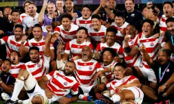 Photo de groupe des Japonais après leur qualification en quarts de la Coupe du monde, à Yokohama, le 13 octobre 2019