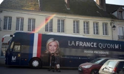 Le bus de campagne de Marine Le Pen, candidate du Rassemblement national à l'élection présidentielle, à Courtenay, dans le département du Loiret, le 19 mars 2022