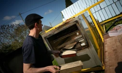 Le boulanger-torréfacteur Arnaud Crétot met son pain à cuire dans un four solaire, le 2 mai 2023 à Montville, près de Rouen, en Normandie