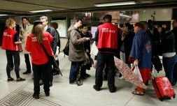 Des voyageurs en quête d'information auprès des agents SNCF le 31 mai 2016 gare Montparnasse à Paris