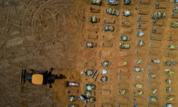 Vue aérienne du cimetiÚre de Nossa Senhora Aparecida, à Manaus au Brésil, en cours d'extension pour accueillir des morts du Covid-19, le 22 janvier 2021