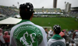 Le public attend le cortège funéraire des joueurs de football brésiliens tués dans un crash aérien à Chapeco, le 3 décembre 2016