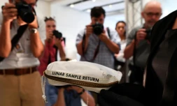 La pochette qu'utilisa Neil Armstrong pour ranger les premiers échantillons lunaires jamais ramassés par l'Homme, présentée le 13 juillet 2017 à New York