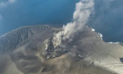 Photo aérienne, prise le 6 septembre 2026 et diffusée le 7 septembre 2026 par le Centre indonésien de volcanologie et d'atténuation des risques géologiques, montrant le volcan Anak Krakatau en éruption, dans province de Lampung, en Indonésie