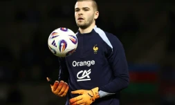 Le gardien Lucas Chevalier à l'échauffement avant un match qualificatif du Mondial des Bleus contre l'Azerbaïdjan à Bakou, le 16 novembre 2025 