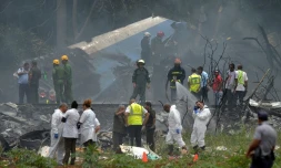 Les secours sur le site du crash de l'avion de la compagnie cubaine Cubana de aviacion peu après son décollage de l'aéroport Jose Marti de La Havane, le 18 mai 2018