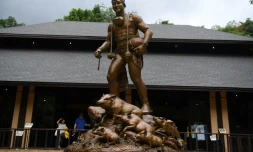 Une statue en l'honneur de Saman Gunan, le plongeur qui a perdu la vie en sauvant 12 adolescents et leur guide dans une grotte inondée en 2018, le 14 juin 2019 à Mae Sai, en Thaïlande