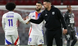 L'entraßneur de l'OL Pierre Sage serre la main de l'attaquant lyonnais Malik Fofana à la fin de la rencontre contre Rennes au Roazhon Park le 18 août 2024 à Rennes en France