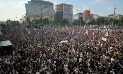 Des manifestants se sont rassemblés à Belgrade pour réclamer des élections anticipées, le 23 mai 2026