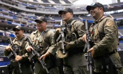 Des policiers d'une unité SWAT déployés dans le stade de Los Angeles avant le match entre l'Iran et la Nouvelle-Zélande, lors du Mondial, le 15 juin 2026