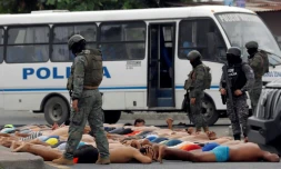 Des policiers surveillent des personnes interpellées après une tentative d'assaut dans un hôpital à Guayas, le 21 janvier 2024 en Equateur