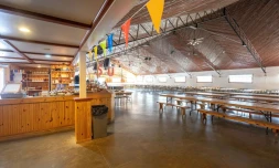 Au Québec, les traditionnelles "cabanes à sucre" où les producteurs de sirop d'érable vendent leurs produits, sont frappés de plein fouet par la crise du coronavirus. Photo du restaurant "Constantion Grégoire", dans le village de St-Esprit, prise le 31 mars 2020