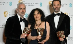 Le producteur britannique Iain Canning(G), la productrice britannique Tanya Seghatchian et le producteur australien Emile Sherman récompensé aux BAFTA pour le meilleur film "The Power of the Dog" de la réalisatrice Jane Campion, le 13 mars 2022 Londres