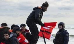 Un migrant soudanais candidat à la traversée de la Manche se dresse face à un policier le 26 avril 2024 à Loon-Plage, dans le Nord