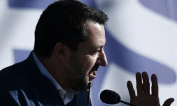 Le ministre de l'Intérieur italien Matteo Salvini prononce un discours sur la piazza del Popolo à Rome, le 8 décembre 2018