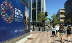 Une affiche annonçant la tenue des réunions de printemps 2022 du Fonds monétaire international et de la Banque mondiale, le 17 avril 2022 à Washington