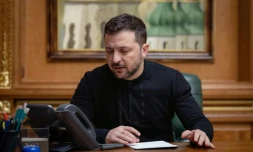 Le président ukrainien Volodymyr Zelensky dans son bureau à Kiev, pendant une conversation téléphonique avec son homologue américain Donald Trump, le 12 février 2025