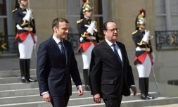 Le nouvellement élu président Emmanuel Macron et son prédécesseur François Hollande lors de la passation de pouvoir à l'Elysée, le 14 mai 2017 à Paris