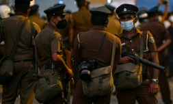 Des policiers dans une rue de Colombo, le 3 avril 2022