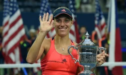 L'Allemande Angelique Kerber pose pour les photographes le 10 septembre 2016 après avoir remporté son deuxième titre du Grand Chelem à Flushing Meadows