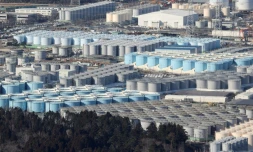 Cette photo aérienne prise par Jiji Press le 14 février 2021 montre une vue des réservoirs utilisés pour le stockage de l'eau traitée à la centrale nucléaire paralysée de Fukushima Daiichi de TEPCO à Okuma, dans la préfecture de Fukushima