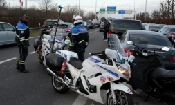 Des VTC en colère bloquent la circulation sur l'A1 près de Paris, le 16 décembre 2016