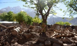 Des survivants au milieu des ruines le 29 octobre 2015 dans le village de Charun Avir au Pakistan