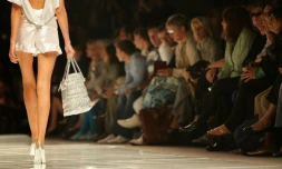 Un mannequin présente une création du couturier italien Roccobarocco, à Milan le 23 septembre 2007