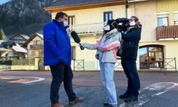 Le maire de  Balme-de-Sillingy François Daviet (g) répond à des journalistes le 28 février 2020 depuis sa localité