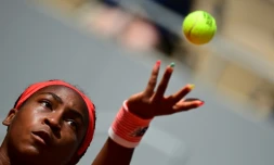L'Américaine Coco Gauff sert face à la Tunisienne Ons Jabeur, lors de leur 8e de finale, le 7 juin 2021 au tournoi de Roland-Garros