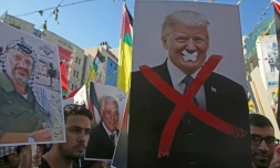 Manifestants palestiniens avec des portraits de Yasser Arafat et de Donald Trump, le 17 juillet 2018 à Naplouse en Palestine