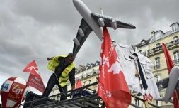 Un employé d'Air France participe à une manifestation nationale anti-austérité à l'appel de plusieurs syndicats, le 8 octobre 2015 à Paris