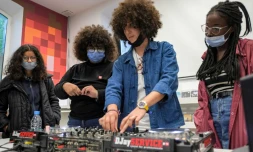 Yasmina Gaida, alias Fouchika Junior (C), initie aux bases du mixage de futures DJ le 25 novembre 2021 à l'Institut français à Tunis