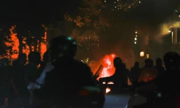 Des feux dans une rue de Nanterre en marge d'affrontements à Nanterre, le 28 juin 2023, au lendemain de la mort de  Nahel, 17 ans, tué par un policier après un refus d'obtempérer
