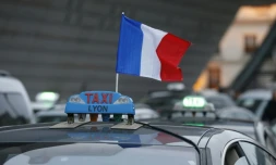 Un drapeau tricolore sur un taxi dont le chauffeur manifeste le 26 janvier 2016 à Paris