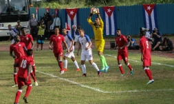 Le gardien de l'équipe de Cuba, Sandy Sanchez, s'empare du ballon lors du match amical contre les Etats-unis, à La Havane, le 7 octobre 2016