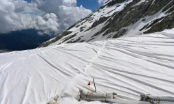 Le glacier de Presena, en Italie, recouvert de bâches blanches pour le protéger du réchauffement climatique, le 19 juin 2020