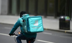 Un livreur Deliveroo à vélo, le 26 mars 2021 à Londres