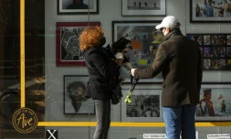 Des oeuvres d'artistes locaux exposés dans une vitrine à louer, le 28 novembre 2020 à New York