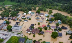 Vue aérienne de maisons submergées par les eaux à Jackson, dans l'Etat américain du Kentucky le 28 juillet 2022