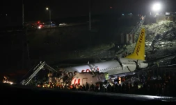 Un Boeing 737 de la compagnie turque Pegasus brisé en deux après être sorti de piste à l'aéroport international Sabiha Gökcen d'Istanbul, le 5 février 2020
