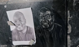 Portrait d'un défunt gravé par Denzel Karombe (ne figurant pas sur la photo), 19 ans, qui travaille dans une entreprise funéraire spécialisée à Rugare (Zimbabwe), en banlieue de Harare, le 21 avril 2023