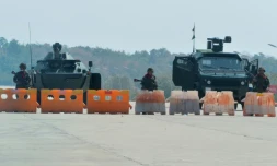 Des soldats bloquent une route conduisant au Parlement birman aprÚs un coup d'Etat militaire, à Naypyidaw le 1er février 2021