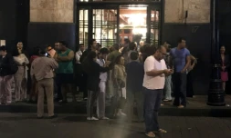 Des personnes rassemblées dans la rue pendant un séisme, le 7 septembre 2017 à Mexico