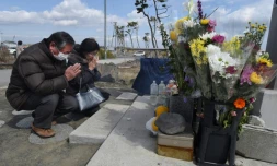 Des personnes prient pour les victimes du séisme, du tsunami et de l'accident nucléaire de 2011, le 11 mars 2016 à Sendai, au Japon