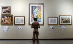Un visiteur de la maison-musée du peintre colombien Pedro Nel Gomez, à Medellin, lors d'une journée portes ouvertes réservée aux nudistes, le 27 octobre 2018.